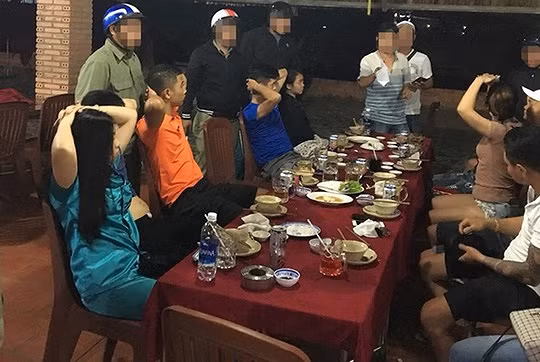 Một nhóm bắt giữ con nợ bị Công an quận 12 bắt giữ trên địa bàn TPHCM 