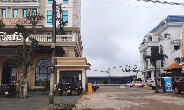 Công ty Vĩnh Hiệp bị kẻ trộm phá ké sắt. Ảnh: Đình Văn