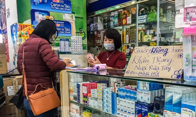 Ngày 3/2, tại chợ thuốc Hapulico Hà Nội, các quầy hàng treo biển "không bán khẩu trang";"không bán nước rửa tay khô"... ngay trong dịch virus corona. Ảnh: Duy Phạm