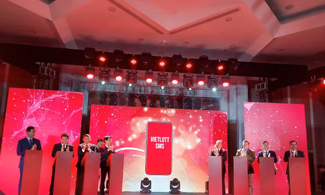 Đại diện Bộ Tài chính, Vietlott và các nhà mạng bấm nút chính thức phân phối xổ số tự chọn của Vietlott qua 3 nhà mạng 