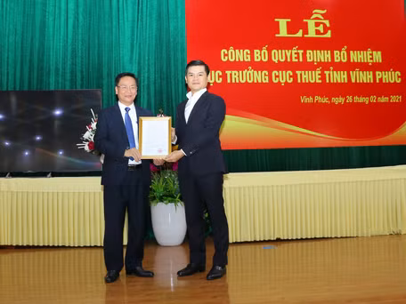 Phó Tổng cục trưởng Tổng cục Thuế Vũ Chí Hùng trao quyết định bổ nhiệm Cục trưởng Cục Thuế Vĩnh Phúc cho ông Lê Văn Phúc
