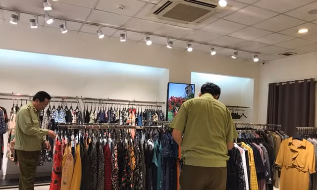 Lực lượng quản lý thị trường đã kết luận 4 sai phạm, xử phạt 170 triệu đồng với chuỗi thời trang Seven.am