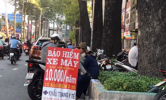Cục trưởng Cục Quản lý, giám sát bảo hiểm, Bộ Tài chính Phùng Ngọc Khánh trả lời báo chí sáng 22/5. Ảnh: Tuấn Nguyễn