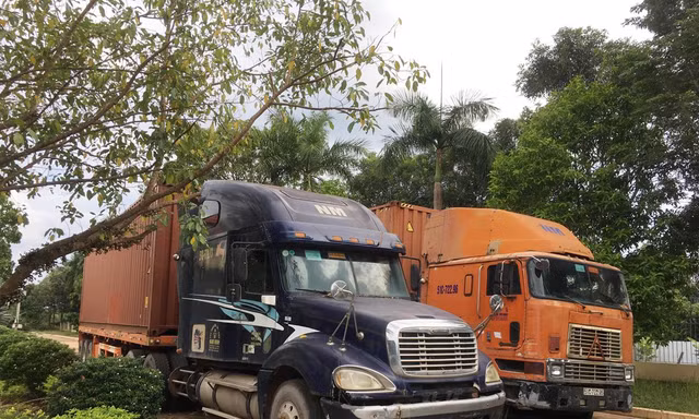 Hai container rỗng vừa được Cục Hải quan Bình Phước bàn giao cho Công an Bình Phước tiếp tục điều tra, xử lý. Ảnh: Tuấn Nguyễn