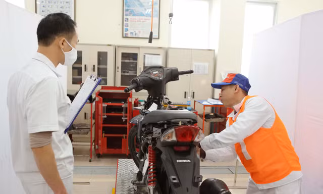 Phần thi bảo dưỡng, sữa chữa và chẩn đoán của Kỹ thuật viên. Ảnh do Honda Việt Nam cung cấp