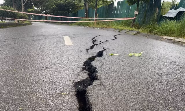 Đường Hồ Chí Minh qua thành phố Gia Nghĩa, Đắk Nông bị sụt lún, nứt toác