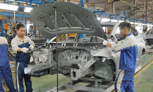 Công nhân Cty TC Motor lắp ráp ô tô. Ảnh: Tuấn Nguyễn