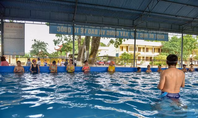 Chi hơn 7 tỷ đồng lắp đặt bể bơi thông minh, dạy miễn phí cho trẻ em