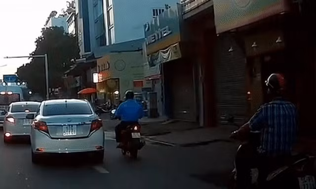 Clip: Ôtô chuyển làn đột ngột, ép người đi xe máy ngã xuống đường