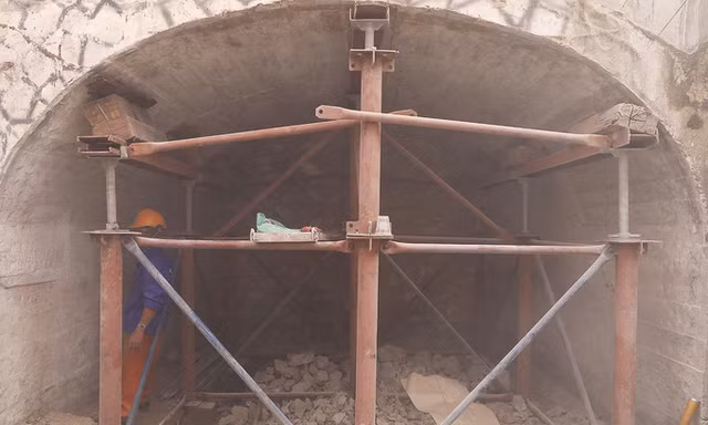 VIDEO: Công nhân đục thông vòm cầu đá trăm tuổi trên phố Phùng Hưng, Hà Nội
