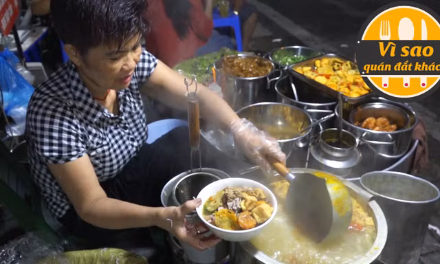 Quán bún riêu rau nhút bán hơn 300 khách mỗi đêm