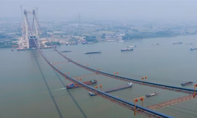 Trung Quốc sắp hoàn thành cầu treo hai tầng dài 6,4 km