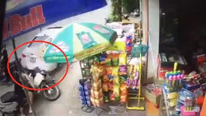 Tài xế lùi xe ôtô đâm hàng loạt xe máy