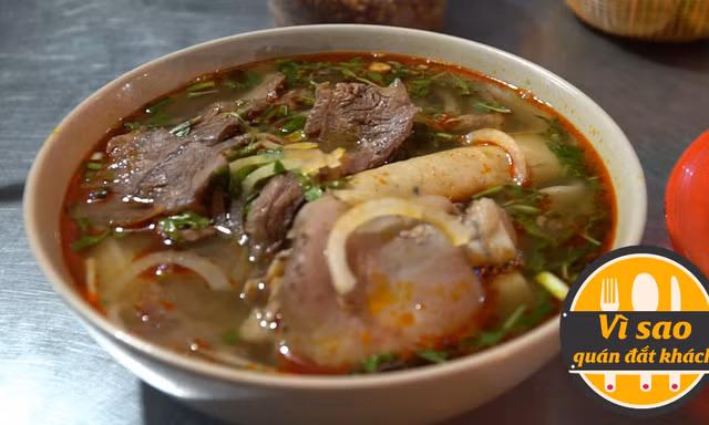 Xếp hàng ăn bún bò không tên ở Sài Gòn