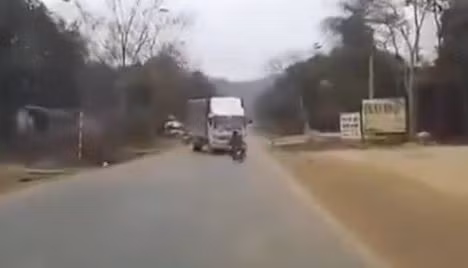 Lạng lách đánh võng, 2 thanh niên tông vào đầu container