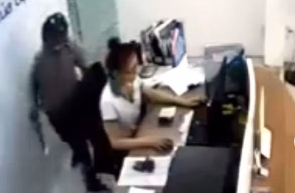 Bị kề dao vào cổ, nữ nhân viên ở TP.HCM dũng cảm vật ngã tên cướp
