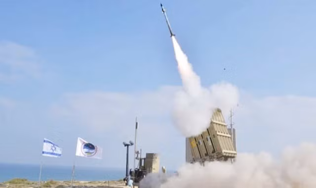 Cận cảnh 'Vòm Sắt' Israel chặn cơn mưa tên lửa