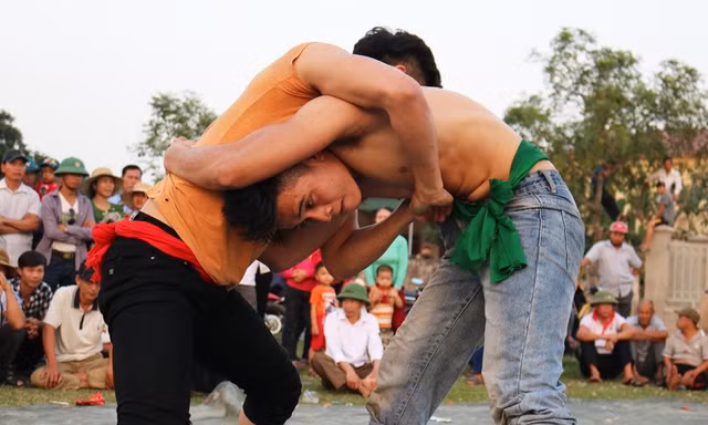 Những pha cài người nghẹt thở trong hội vật Xuân trên quê Bác