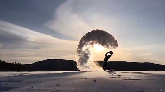 Nước sôi đóng băng trong nháy mắt khi vừa bị hất tung lên trời