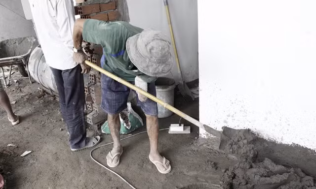 Xót xa người cha cụt tay vẫn làm phụ hồ, nuôi con liệt nửa người