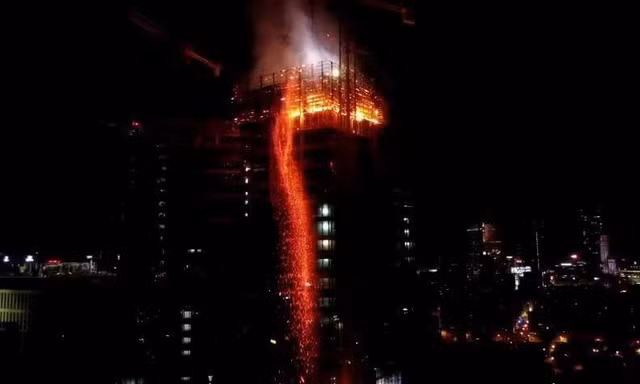 Tòa tháp chọc trời bốc cháy dữ dội như ngọn đuốc trong đêm ở Warsaw