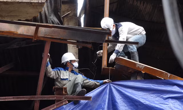 Căng bạt che phủ kho cháy ở Rạng Đông