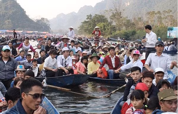 'Cò đò' đeo bám du khách trẩy hội Chùa Hương