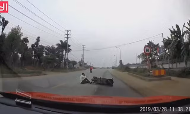 Sang đường bất cẩn, cô gái gây tai nạn cho người đi sau