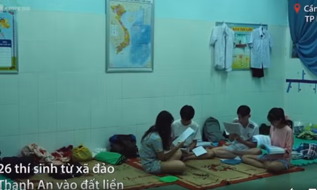 Thí sinh xã đảo ở TP HCM mượn lớp học làm phòng trọ để dự thi THPT