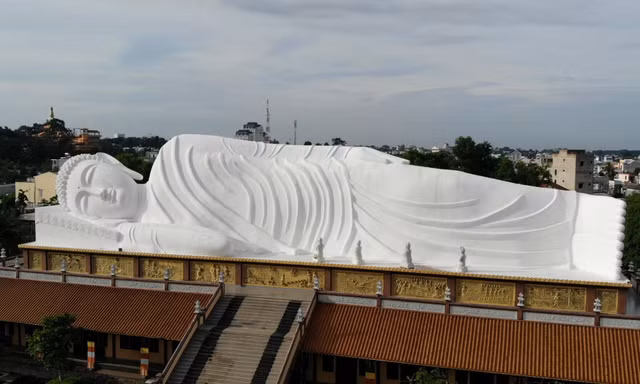 Tượng Phật nằm trên mái chùa dài nhất Châu Á ở Bình Dương