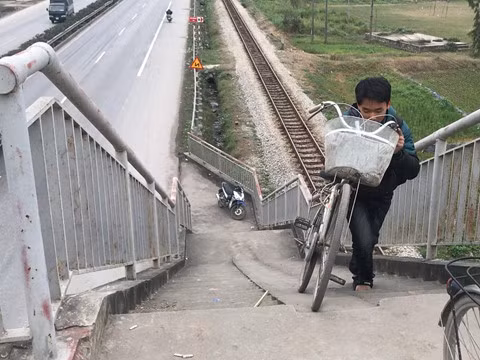 Cầu đi bộ dẫn thẳng xuống lòng đường ở nơi xảy ra tai nạn 8 người chết