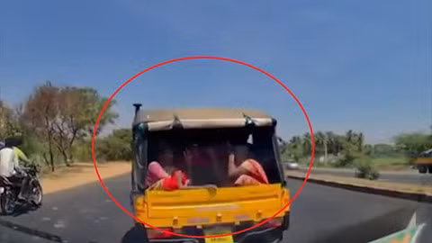 Chuyển làn đột ngột, xe tuk tuk bị tông làm khách té lăn ra đường