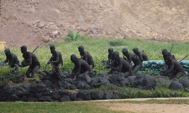 Lính đặc công huấn luyện 'tàng hình' khi đột nhập căn cứ địch