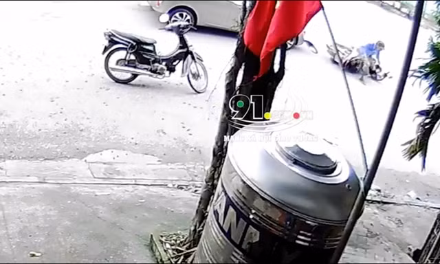 Đứng giữa đường xem nhặt tiền rơi, người đàn ông bị ô tô tông trúng