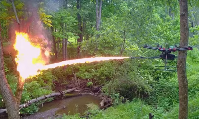 Súng phun lửa gắn lên drone