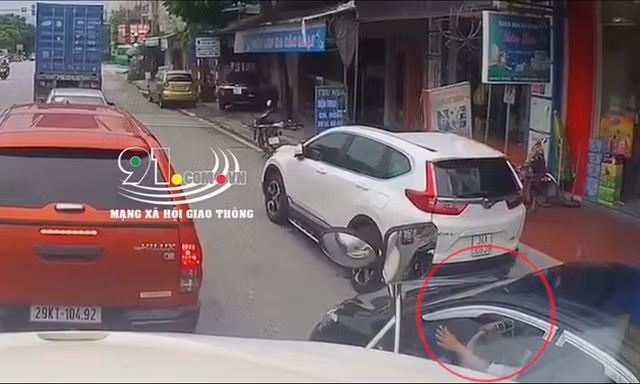 Ô tô 5 chỗ bon chen vượt bên phải bị xe container tông trúng
