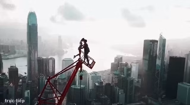 Video: Cặp phượt thủ liều mạng chỉ để chụp ảnh selfie câu like