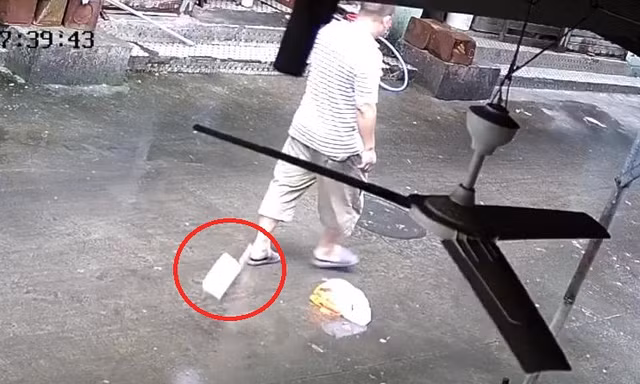 Thót tim dao chặt thịt rơi từ tầng 3 chung cư, suýt trúng đầu người đi đường