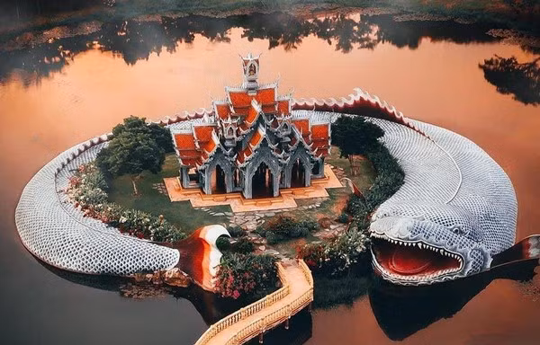 Ngôi đền ở Thái Lan được canh giữ bởi 'con cá' khổng lồ
