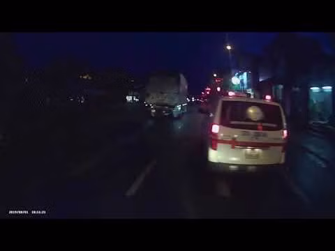 Xin vượt bất thành, tài xế xe cứu thương vác dao xuống 'nói chuyện' với lái xe