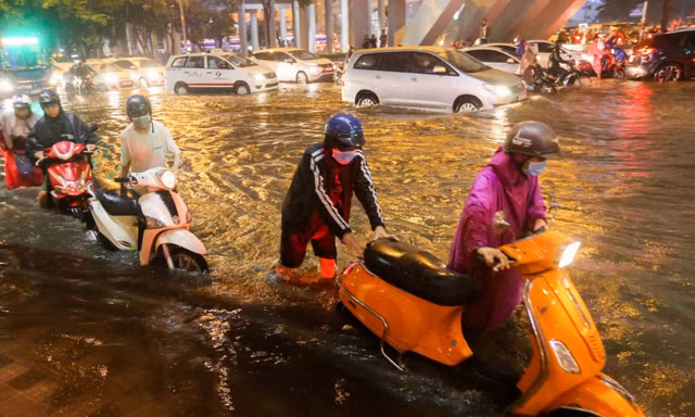 Hàng loạt xe chết máy do đường ngập tại Sài Gòn