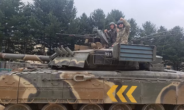 Lính Mỹ lái thử xe tăng T-80 Liên Xô