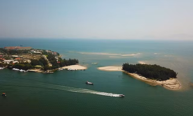 Cồn cát hình dáng khủng long mới xuất hiện ngoài khơi Cửa Đại nhìn từ flycam