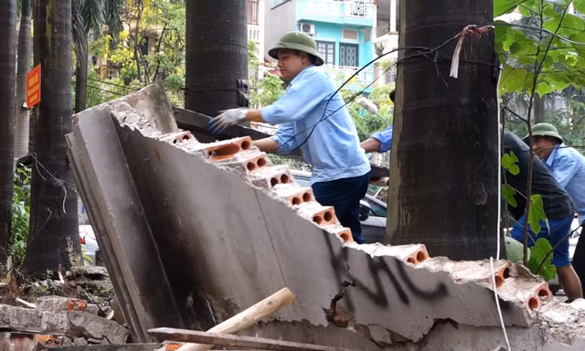 Phá bức tường đỡ bằng trăm cột chống sập ở Hà Nội