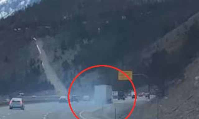 Xe tải bốc khói, tài xế cố gắng bẻ lái tránh các phương tiện khác