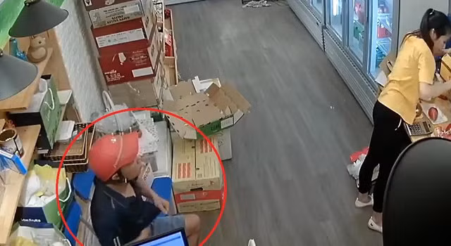 Vờ mua hàng rồi trộm liên tiếp 2 chiếc điện thoại ở Hà Nội