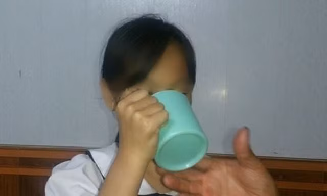 Học sinh lớp 3 uống nước vắt từ giẻ lau bảng