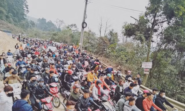 Dòng người đổ về Tam Đảo khiến tắc đường kéo dài. Ảnh: Minsk Bong Keo.