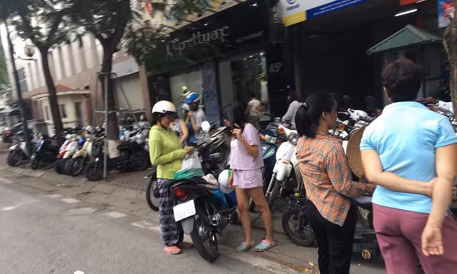 Hai 'nhân viên' trên đường Lý Thường Kiệt nói sách lớp 1, lớp 6 và lớp 10 đều đủ, chỉ giá là đắt thôi. Ảnh: Đỗ Hợp