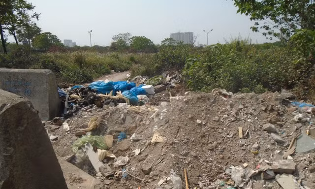 Nhiều bãi phế thải nằm "Trơ gan cùng tuế nguyệt" trên lối rẽ Đại học Thành Tây, quận Nam Từ Liêm, thành phố Hà Nội